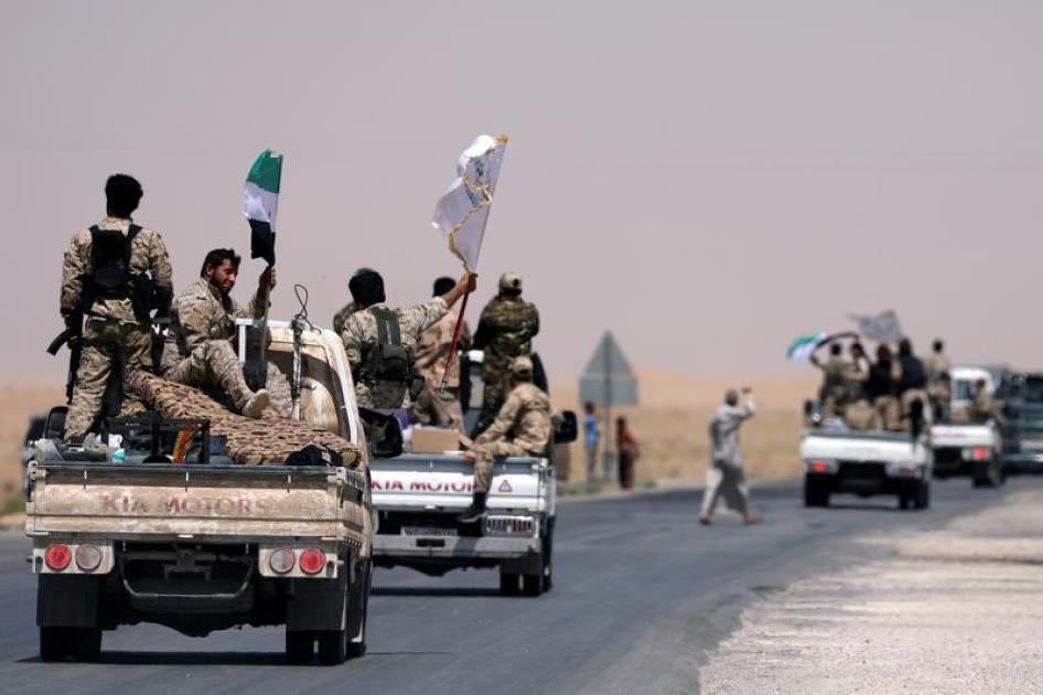 Un convoi de combattants des Forces démocratiques syriennes (FDS) se dirigeant vers Raqqa, en Syrie, lors de l’offensive contre les forces de l’État islamique, le 6 juin 2017.