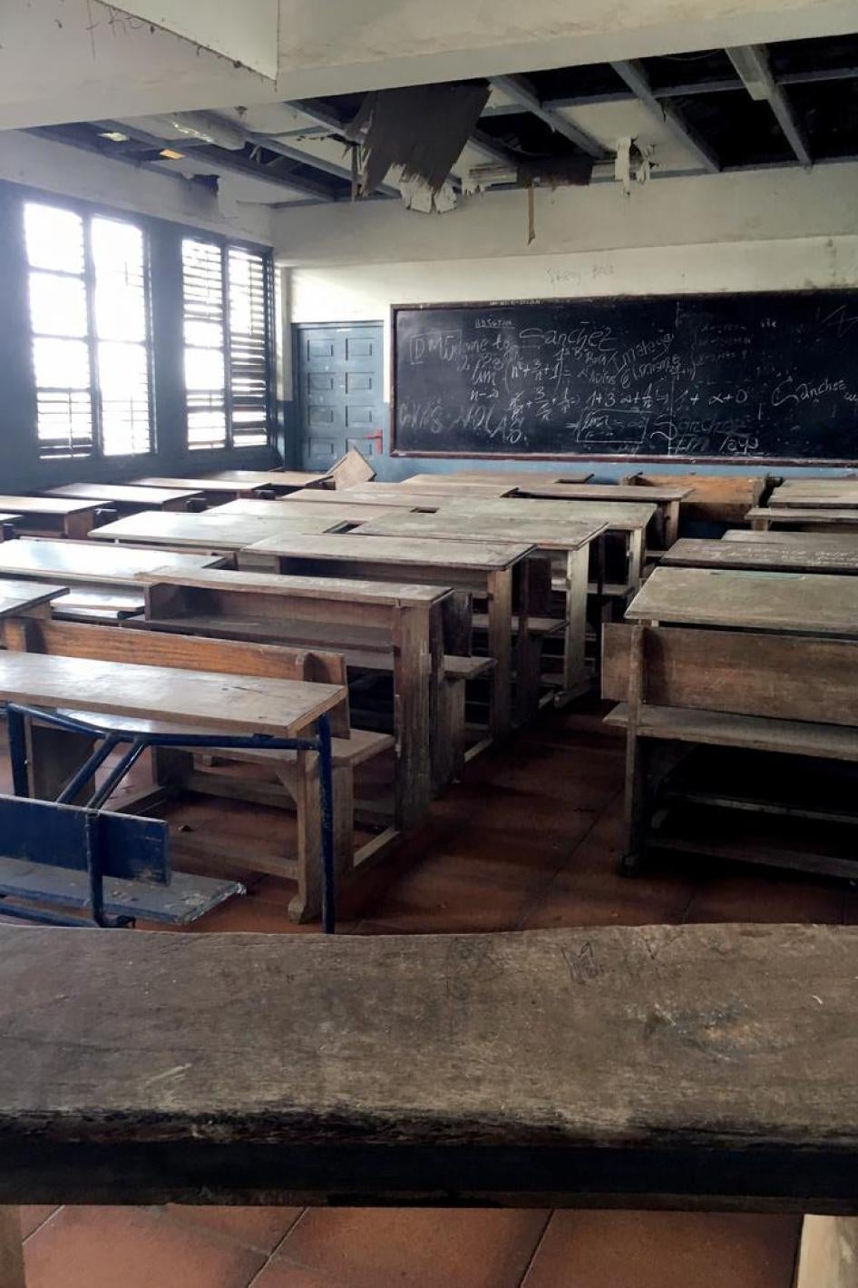 Salle de classe dans un lycée public urbain, en Guinée equatoriale. Chaque classe comportait environ 40 bancs doubles