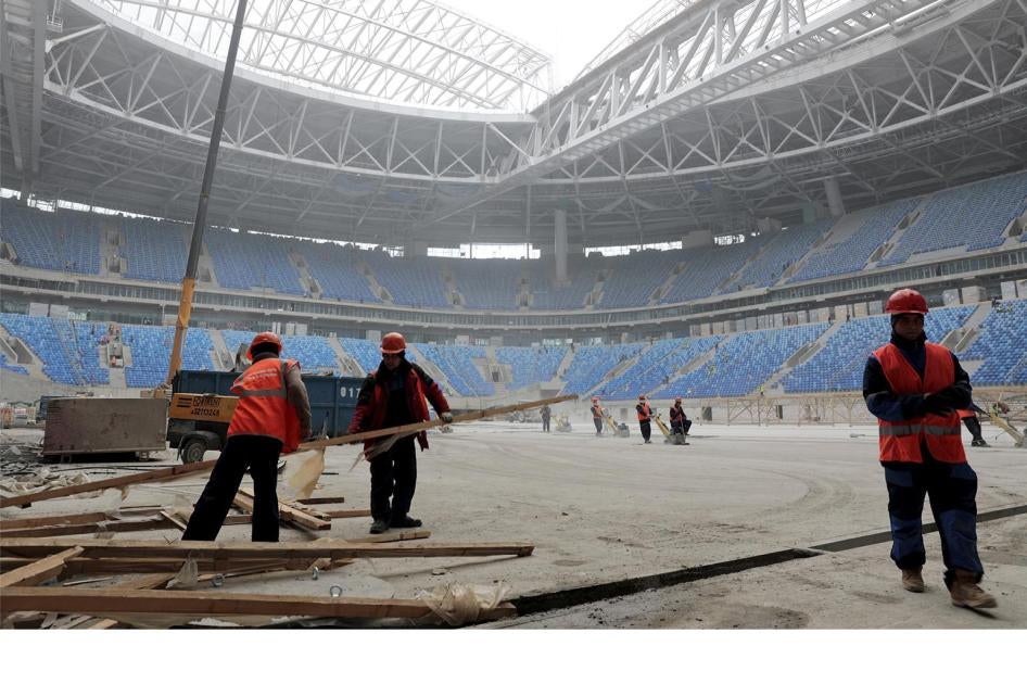 Bauarbeiter im St. Petersburg Stadion in Russland, wo Spiele des Confederations Cup 2017 und der Fußball-WM 2018 stattfinden werden. 3. Oktober 2016.