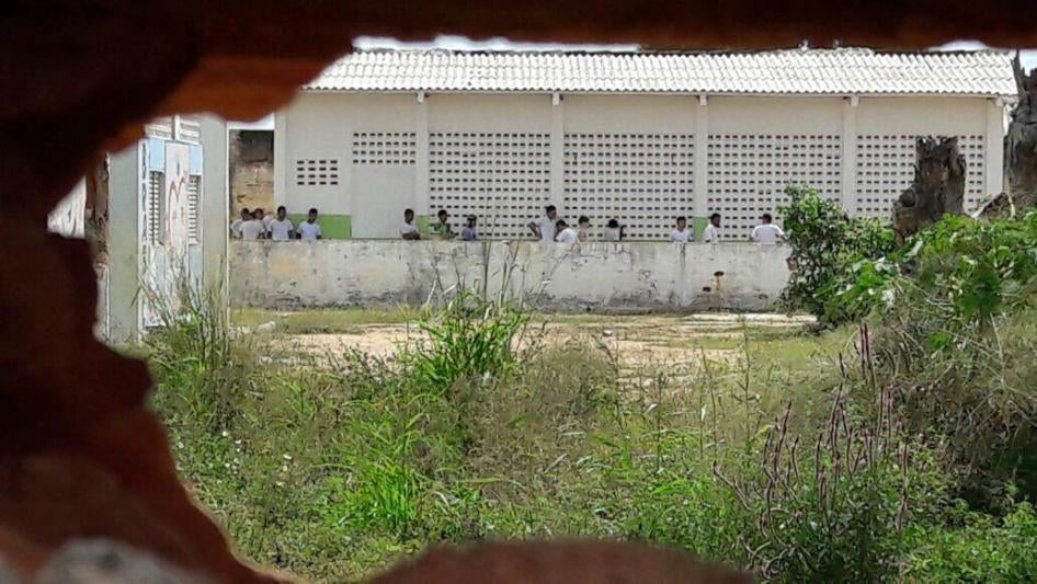 O interior da Penitenciária Agrícola de Monte Cristo, em Roraima, visto através de um buraco na parede, em 2016.