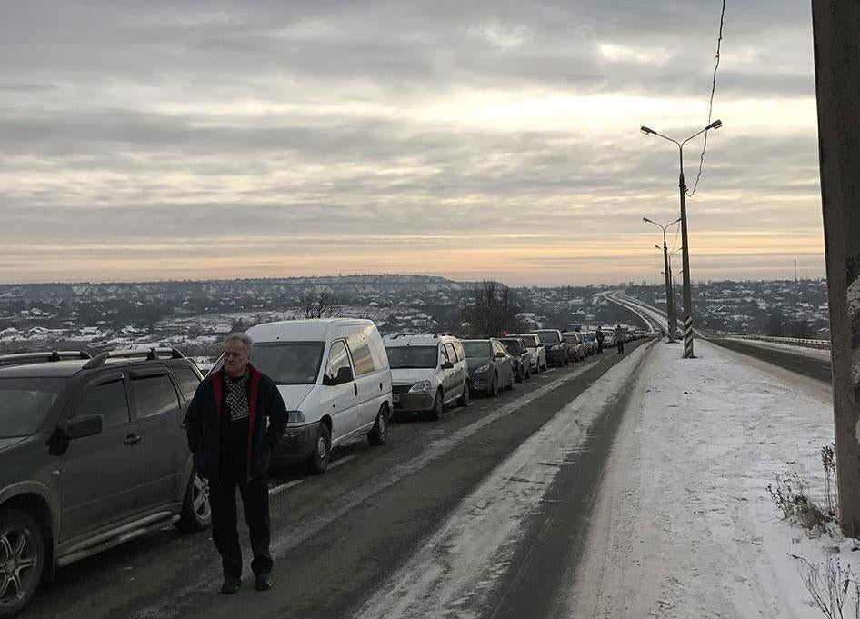 Люди ожидают своей очереди на пункте пропуска в Новотроицке, контролируемом де-факто властями ДНР. 21 декабря 2016 года.