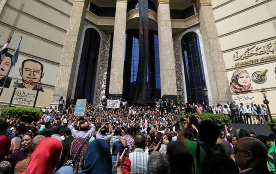 עיתונאים מפגינים מול משרדי אגודת העיתונאים בקהיר נגד ההגבלות על חופש העיתונות ולמען שחרור עיתונאים עצורים, מאי 2016. 