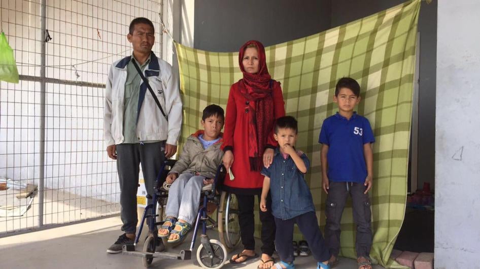 Ali, un jeune garçon afghan âgé de huit ans et polyhandicapé, entouré par sa famille en octobre 2016 dans le campement d’Elliniko à d'Athènes, où la famille réside avec plus de 3 000 autres demandeurs d'asile et migrants.