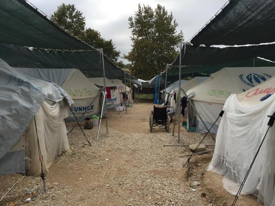Le camp de réfugiés de Lagkadika, à Thessalonique (Grèce) qui abritait 234 demandeurs d'asile et d'autres migrants en janvier 2017. Le terrain graveleux rend la circulation plus difficile pour les personnes handicapées utilisant des fauteuils roulants. 