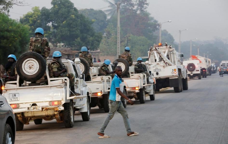 Un convoi de Casques bleus aux alentours de Bouake, lors d’une mutinerie pendant laquelle des militaires ivoiriens insatisfaits ont saisi le contrôle de la ville. 6 janvier 2017.