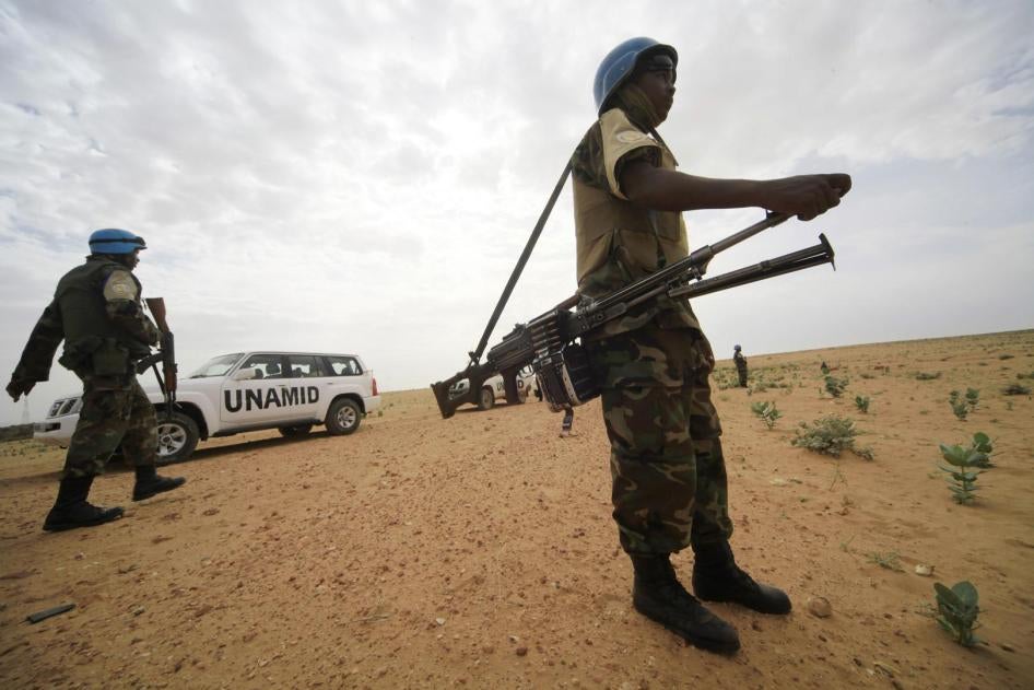 Des Casques bleus de la Mission des Nations Unies au Darfour montent la garde dans le village de Shagra, dans la région du Darfour située dans l’ouest du Soudan, en octobre 2012.