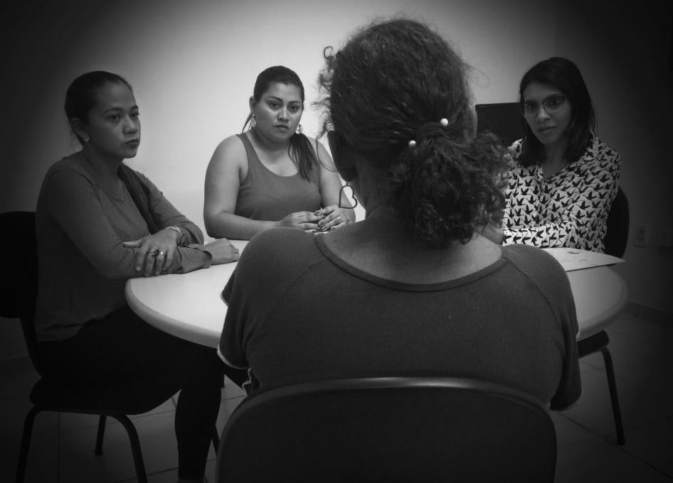 Membros do Centro Humanitário de Apoio à Mulher (CHAME) atendem uma mulher em Boa Vista, Roraima, em 17 de fevereiro 2017. O CHAME fornece apoio jurídico, psicológico e social a vítimas de violência doméstica