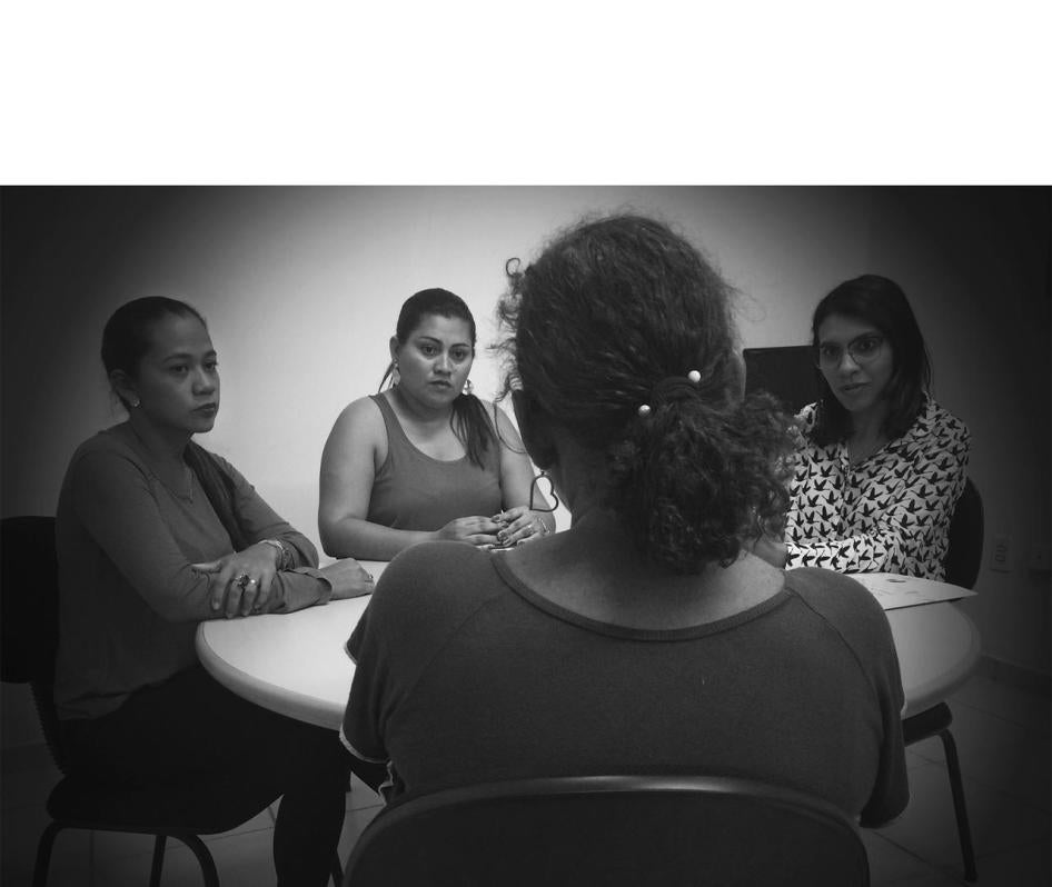Trois membres du Centre de soutien humanitaire pour les femmes (CHAME) à Boa Vista, dans l’État de Roraima au Brésil, écoutent le témoignage d’une femme, le 17 février 2017. L’organisation CHAME fournit un soutien juridique, psychologique et social aux vi