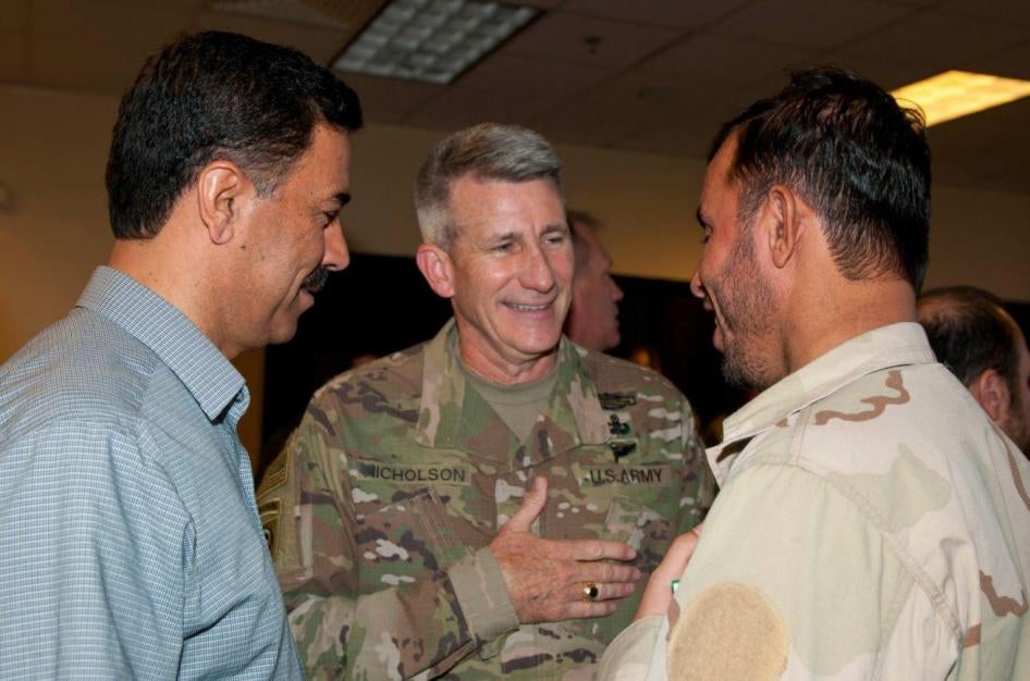 A photo depicting General John Nicholson, Commander of United States forces in Afghanistan (C) with Kandahar's General Abdul Raziq (R).