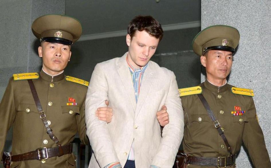 지난해 3월 북한 법정에서 15년 노동교화형을 선고 받을 당시의 오토 웜비어(가운데)씨. 