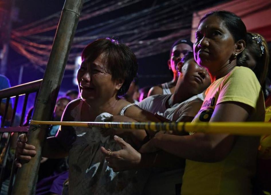 涉毒枪击案现场，被害人家属在警察封锁线外哭喊，菲律宾马尼拉，2017年6月19日。