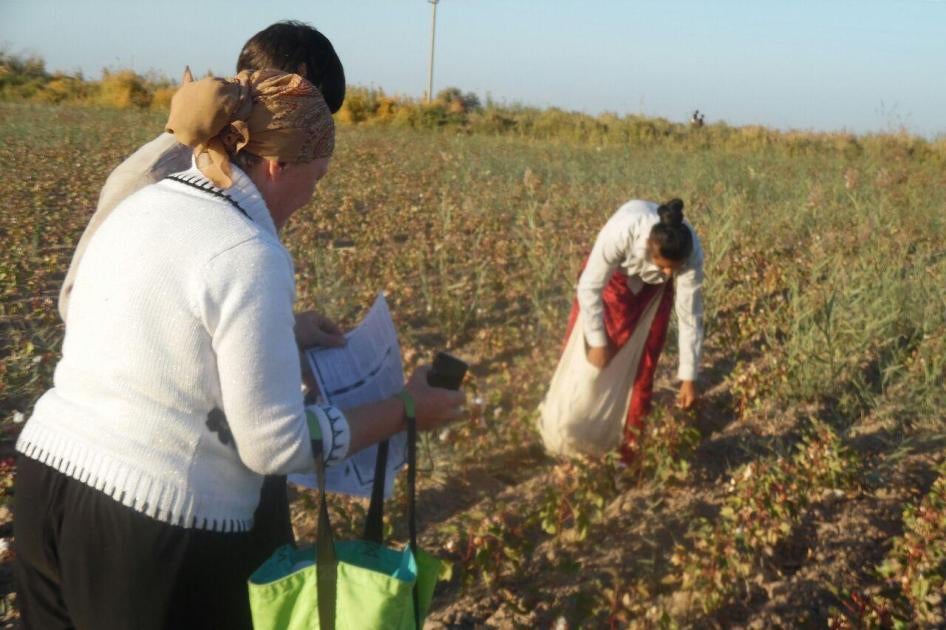 Опытная правозащитница Елена Урлаева раздает материалы Узбекско-германского форума о запрете принудительного труда в узбекском законодательстве, уборка урожая 2015 года, Хорезмская область.