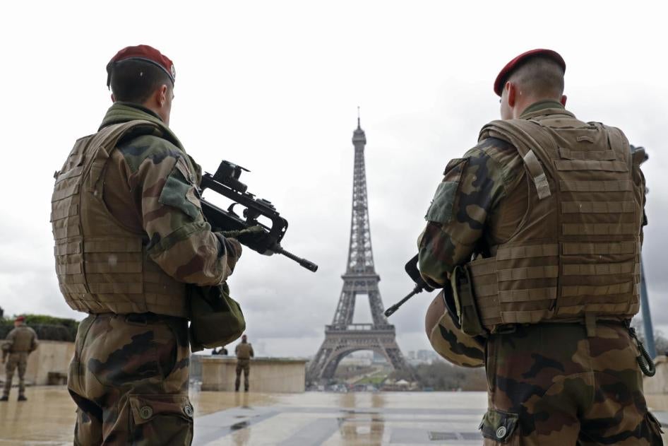 Patrouille de militaires français près de la Tour Eiffel à Paris, France, le 30 mars 2016.