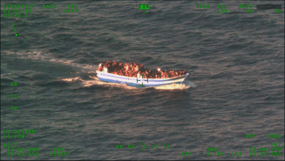 Luftaufnahme eines überfüllten Boots mit Migranten, aufgenommen am 10. Mai 2017, um 5:01 UCT. Das Foto wurde Sea Watch 2 von der Leitstelle für Seenotrettung in Rom zur Verfügung gestellt.