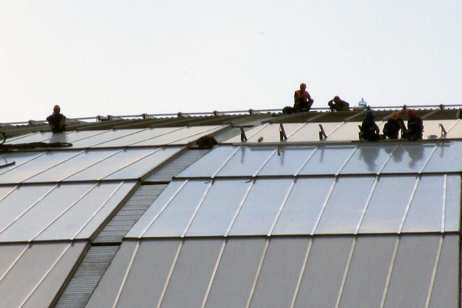 Строители на крыше стадиона «Лужники» в июле 2016 г., места проведения ЧМ-2018 в г. Москва, Россия. 