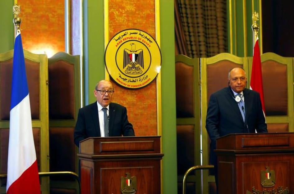 Le ministre français des Affaires étrangères Jean-Yves Le Drian (à gauche) et son homologue égyptien Sameh Shoukry (à droite), lors d'une conférence de presse conjointe au Caire, le 8 juin 2017.