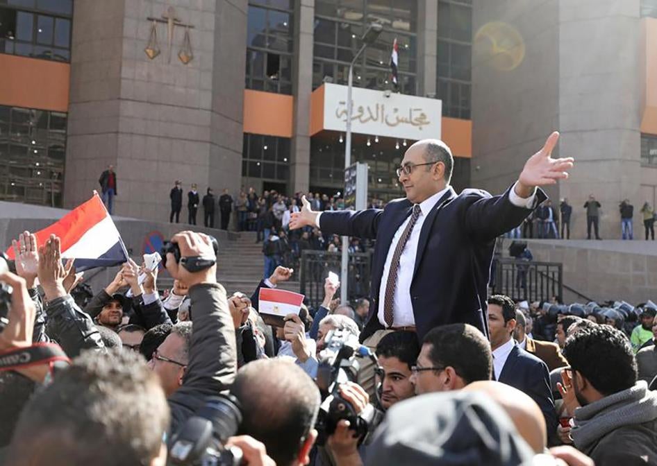 Egyptian lawyer and ex-Presidential candidate Khaled Ali with supporters celebrating a ruling against the Egypt-Saudi border demarcation agreement, January 16, 2017. © 2017 Reuters