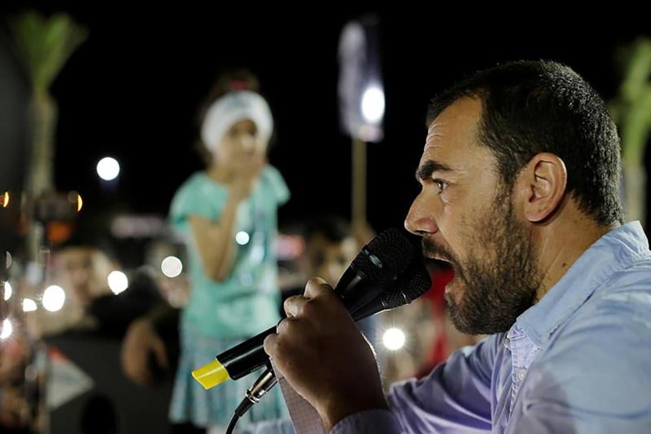 ناصر الزفزافي، الناشط المغربي وقائد "الحراك"، يُلقي خطابا أثناء مظاهرة ضدّ الظلم والفساد في مدينة الحسيمة شمال المغرب، 18 مايو/أيار 2017.