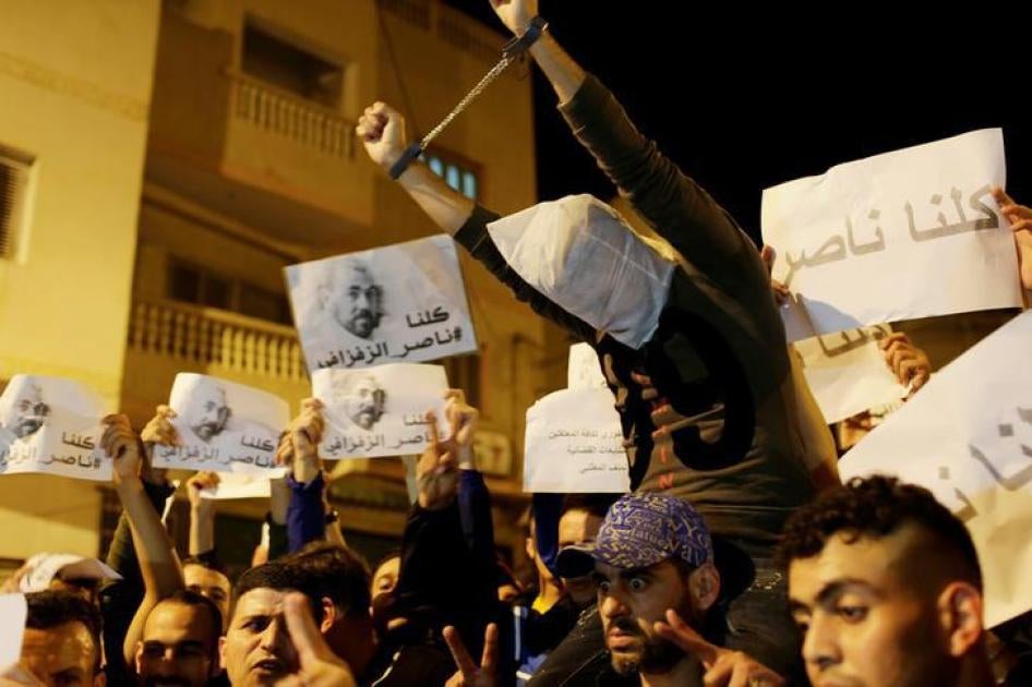 Des manifestants brandissent des affiches où est inscrit « Nous sommes tous Zefzafi » lors d'un rassemblement dans la ville d'Al-Hoceima, dans le nord du Maroc, contre la corruption et divers abus gouvernementaux, le 30 mai 2017.