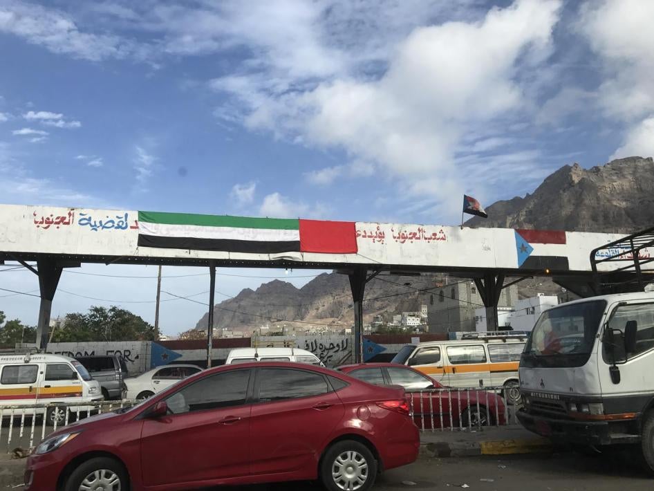 علما الإمارات والجنوب اليمني مرسومان في مدينة عدن الساحلية في اليمن. بحلول العام 2017، رُفع علما الإمارات والجنوب الیمني في أجزاء عدیدة من عدن، التي أعلنها الرئیس ھادي العاصمة المؤقتة لليمن بعد أن سيطرت قوات الحوثي-صالح علی صنعاء في العام 2014.