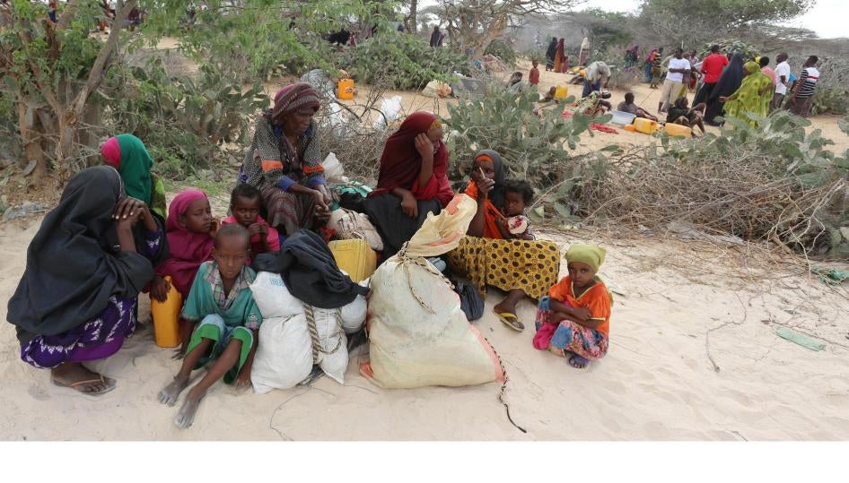 Une famille somalienne ayant dû fuir son village dans la région du Bas-Chébéli – une zone gravement touchée par la sècheresse – suite à une attaque menée par des combattants d’Al-Chabab, se repose avant de rejoindre un camp de fortune abritant des millier