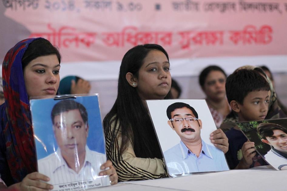 Des proches de personnes « disparues » au Bangladesh tiennent des photos de membres de leurs familles dont ils sont toujours sans nouvelles, lors d’une conférence appelant à la fin des disparitions forcées, tenue à Dhaka le 30 août 2014.