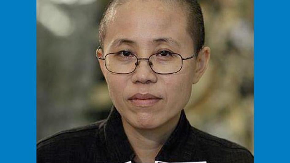刘霞展示其亡夫诺贝尔和平奖得主刘晓波的照片。