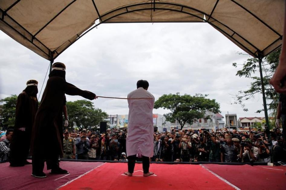 Seorang pria dicambuk di muka umum karena melakukan hubungan seks sesama jenis di Banda Aceh, Provinsi Aceh, Indonesia 23 Mei 2017.