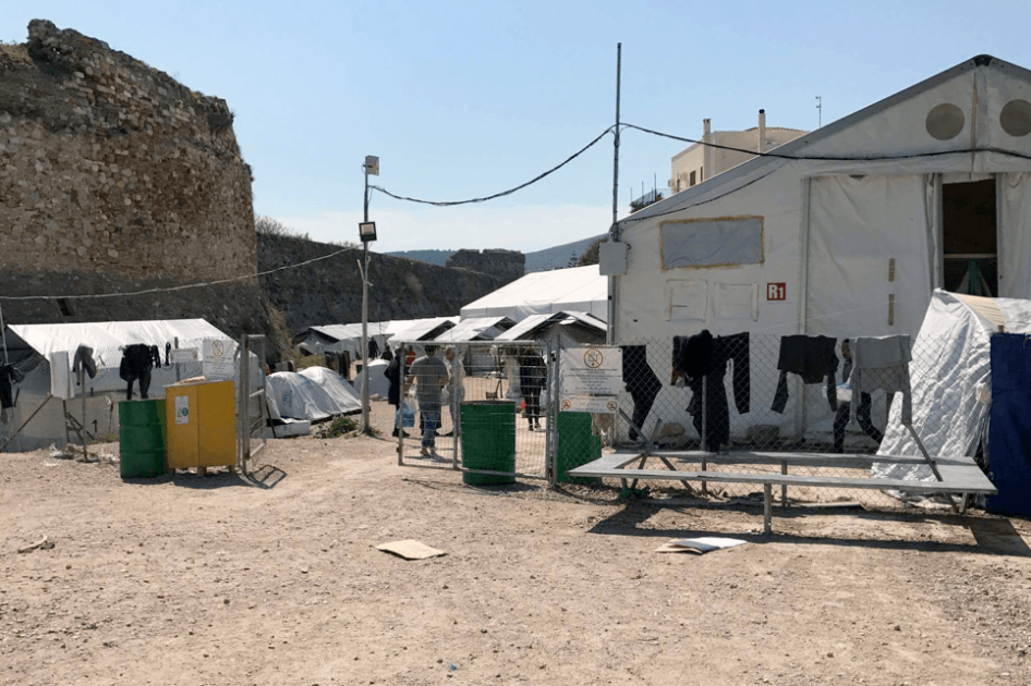 希欧斯（Chios）岛上的苏达（Souda）难民营。该营区生活条件较差，人满为患，基本服务几乎或完全阙如，连卫生设备和适宜住房都没有，是造成心理压力的主因。