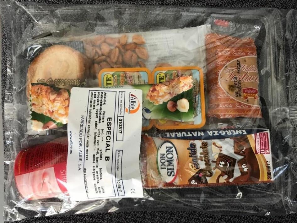 Kits de alimentos envasados que se entregan a personas que han llegado por vía marítima al establecimiento de detención policial en el puerto de Almería. 