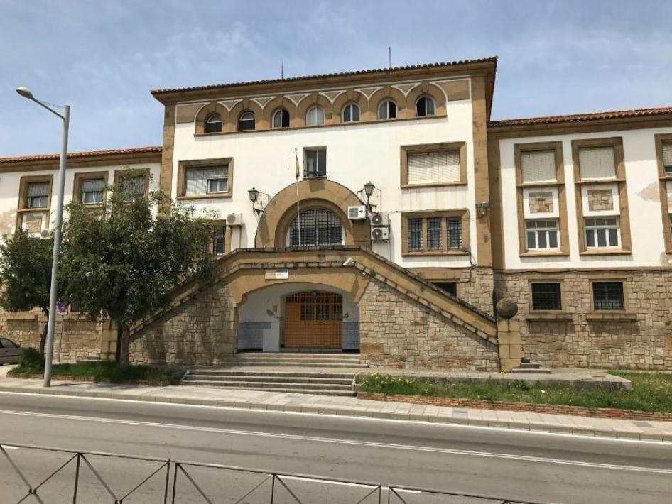 El edificio de una antigua prisión en Algeciras funciona como centro de internamiento de extranjeros. Cuando Human Rights Watch visitó el lugar en mayo, el pabellón de hombres estaba siendo renovado, pero había 13 mujeres detenidas en el centro.