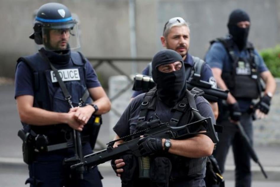 La police française et des membres de la brigade anti-criminalité (BAC) sécurisent une rue au cours d'une opération anti-terroriste dans plusieurs quartiers d'Argenteuil, France, le 21 juillet 2016.