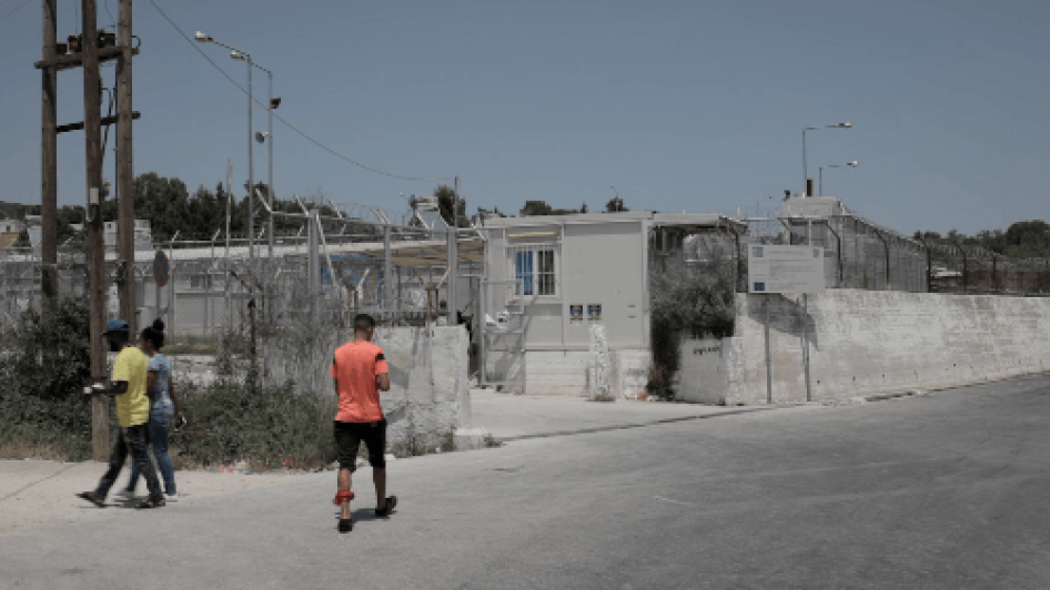 L'entrée du point de regroupement de Moria dans l'île de Lesbos, en Grèce, où des enfants recensés en tant qu'adultes sont hébergés en compagnie d'hommes célibataires qui ne sont pas membres de leurs familles, dans des conditions de vie déplorables, marqu