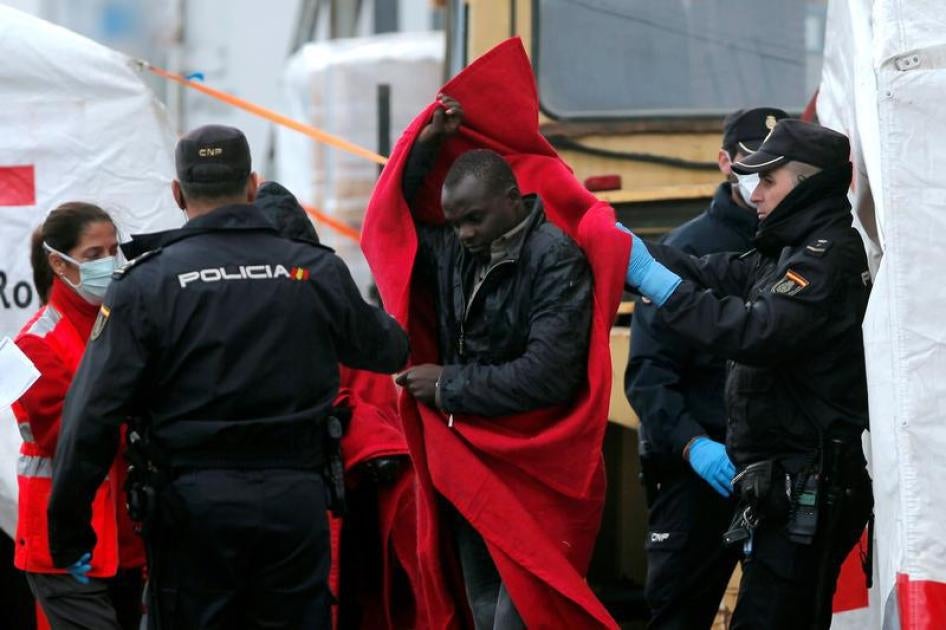 Inmigrante rescatado en aguas españolas llegando al puerto de Málaga, en el sudeste de España, 3 de diciembre de 2016. 
