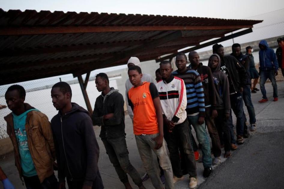 Inmigrantes rescatados de un bote en la costa de España esperan a ser atendidos por la Cruz Roja Española en el puerto de Motril, España, 23 de julio de 2017. 