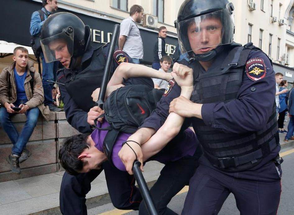 俄罗斯镇暴警察逮捕在莫斯科市中心特维尔街（Tverskaya Street）进行反贪腐示威的民众，2017年6月12日。
