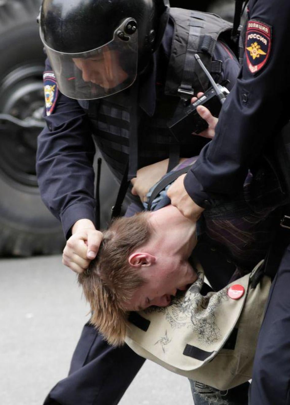 Riot police detain a man during an anti-corruption protest organised by opposition leader Alexei Navalny , on Tverskaya Street in central Moscow, Russia, June 12, 2017. 