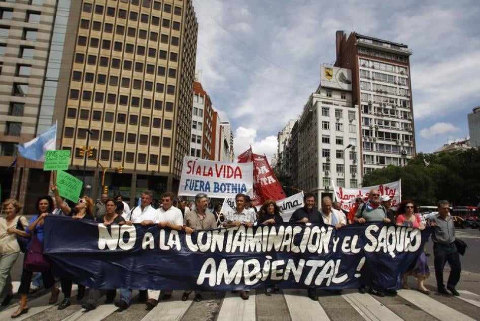 Organizaciones ambientales se manifiestan para reclamar el traslado de una planta de celulosa construida a orillas del río Uruguay, en Buenos Aires, el 29 de enero de 2009.