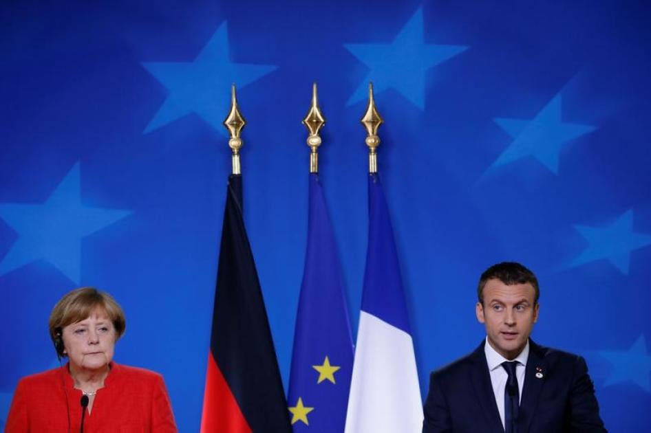 La Chancelière allemande Angela Merkel et le Président français Emmanuel Macron participent à une conférence de presse conjointe lors du Sommet de l'UE à Bruxelles, Belgique, le 23 juin 2017. 