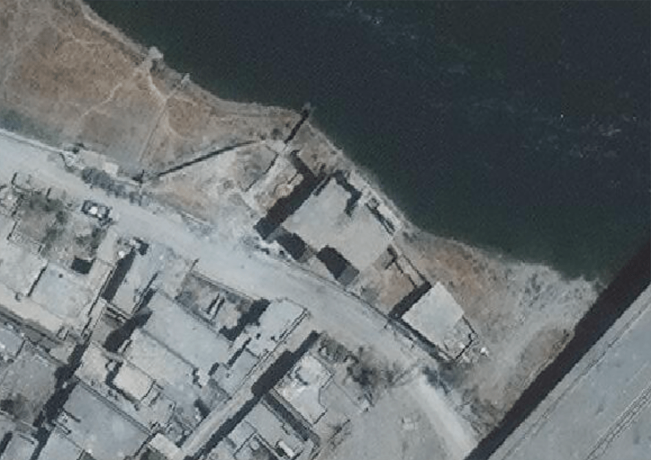 صور بالأقمار الصناعية بتاريخ 12 يوليو/تموز تُظهر المبنى وضفة نهر دجلة اللذان ظهرا في فيديو يُصوّر جنودا يُلقون معتقلا على منحدر غرب الموصل، ومركبات عسكرية قريبة منهم. 