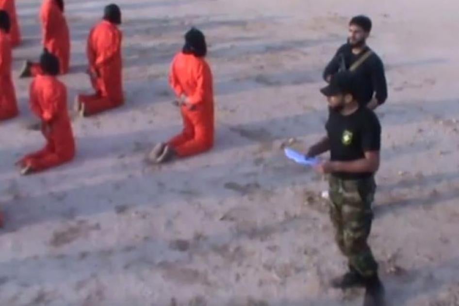  الصورة أعلاه هي لقطة من فيديو نشر في 24 يوليو/تموز 2017 يظهر ما يبدو أنه إعدام بإجراءات موجزة ينفذه مقاتلون من "الجيش الوطني الليبي" بحق 20 سجينا، وقائد الجنود، الذي يُعتقد أنه محمود الورفلي المطلوب لـ "المحكمة الجنائية الدولية" (يرتدي قبعة)، يتهم السجنا