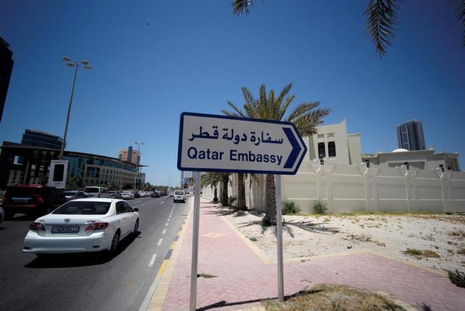 علامة تُحدد الطريق إلى سفارة قطر، في العاصمة البحرينية المنامة، 5 يونيو/حزيران 2017. 