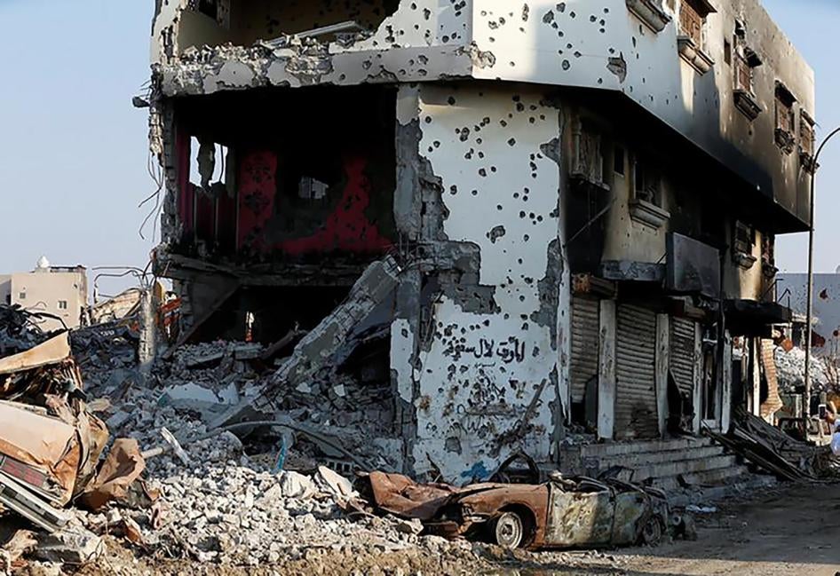 بقايا سيارات وبنايات على إثر حملة أمنيه ضدّ مسلحين شيعة في بلدة العوامية، محافظة القطيف شرق البلاد، 9 أغسطس/آب 2017. 