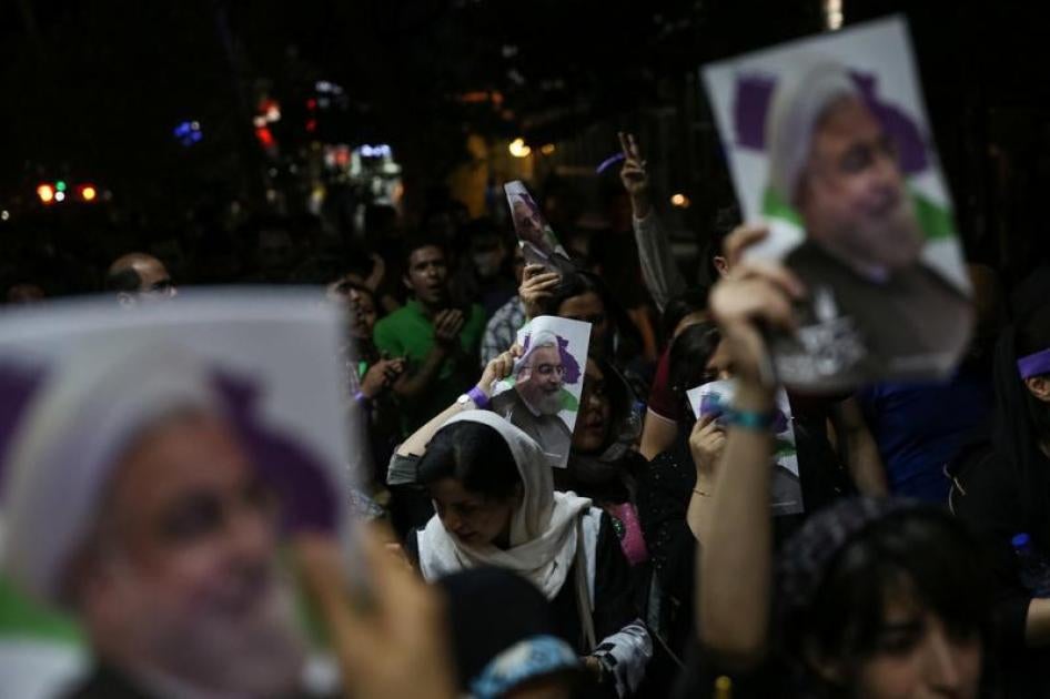 حامیان رییس‌جمهور ایران حسن روحانی در حال حمل تصاویر او در جشن پیروزی او در انتخابات ریاست جمهوری در ۲۰ ماه مه ۲۰۱۷ در خیابان‌های تهران، ایران. 