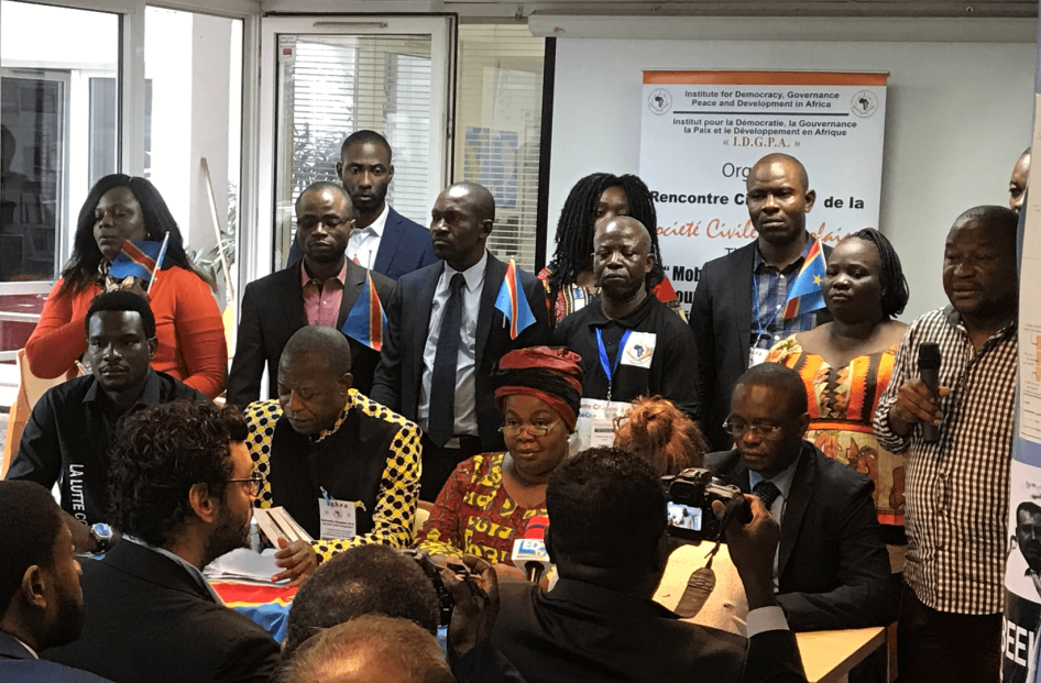 Des leaders de mouvements citoyens, d’organisations de la société civile, des représentants de l'Église catholique, et d’autres leaders congolais indépendants lancent le « Manifeste du citoyen congolais », à Paris, le 18 août 2017.