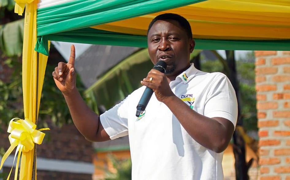 Frank Habineza, le candidat à l’élection présidentielle rwandaise du Parti vert démocratique, de l’opposition, s’adresse à ses partisans lors d’un rassemblement dans le district de Gatsibo, au Rwanda, le 17 juillet 2017.