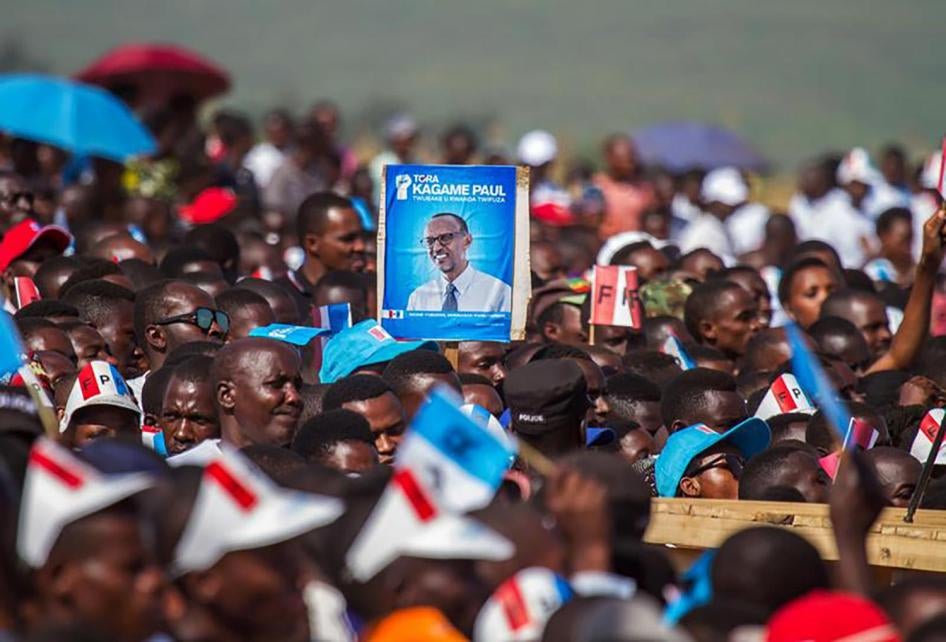 Des partisans du président rwandais Paul Kagame du Front patriotique rwandais (FPR) au pouvoir portent son portrait lors du rassemblement final de la campagne à Kigali, au Rwanda, le 2 août 2017.