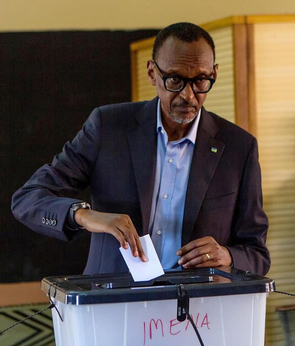 Le président rwandais Paul Kagame vote à Kigali, au Rwanda, le 4 août 2017.