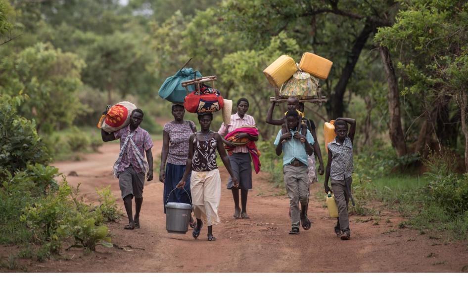 Des civils fuient le comté de Kajo Keji, au Soudan du Sud, pour rejoindre la frontière sud avec l'Ouganda. 27 avril 2017. 