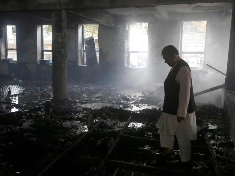 Un homme examine les décombres dans la mosquée chiite Imam-e-Zaman à Kaboul, en Afghanistan, le 25 août 2017, peu après la fin d’une attaque meurtrière revendiquée par la branche afghane de l'Etat islamique. 